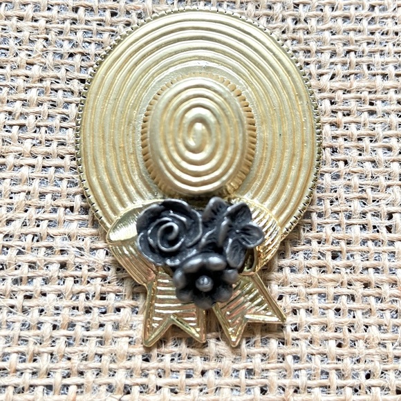 unsigned Jewelry - Straw hat bow brooch pin oval textured matte goldtone with pewter tone flowers